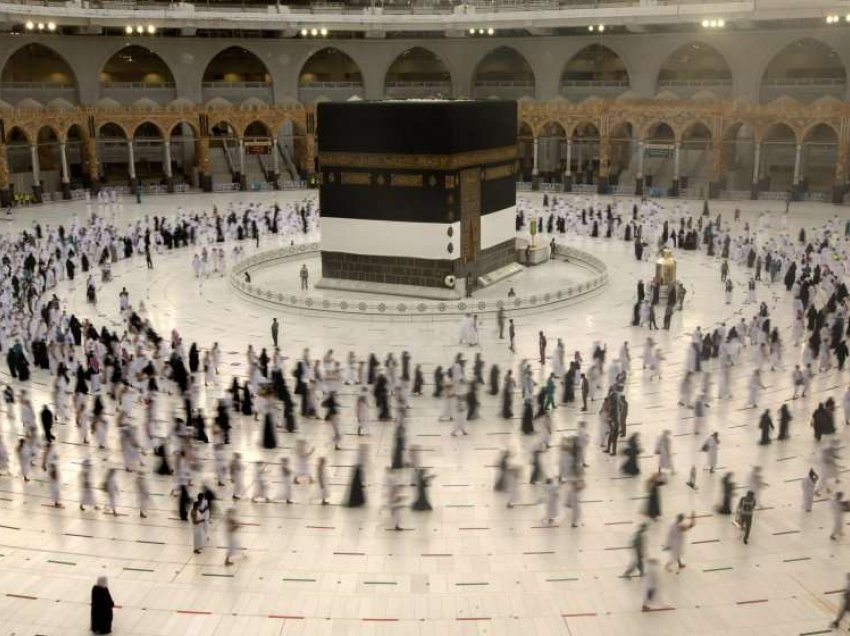 Myslimanët nisin haxhillëkun në Mekë 