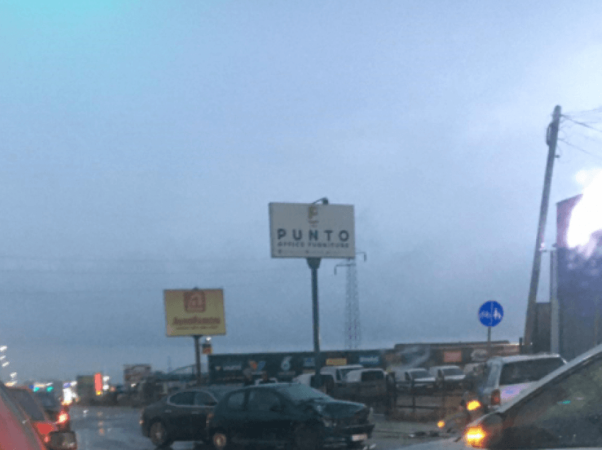 Aksident trafiku mes tri veturave në Fushë Kosovë