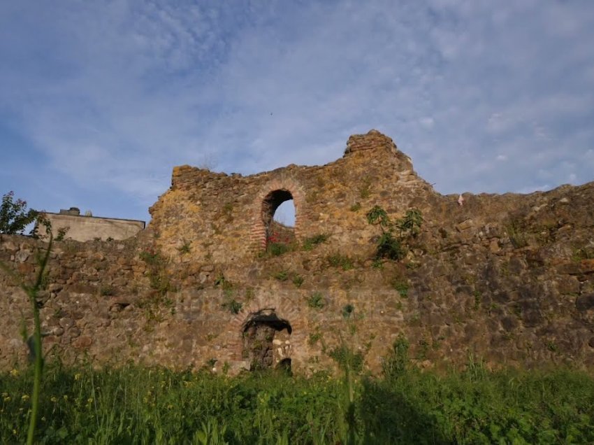 Kalaja e harruar e Peqinit/ Nuk shfrytëzohet fare as për turizëm