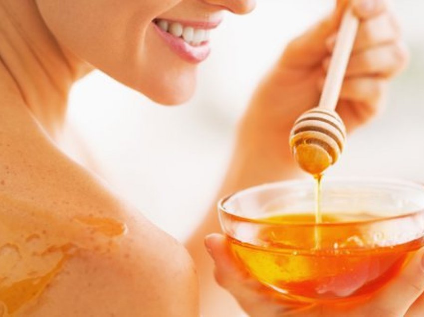 Ç'mund të bëni me mjaltin veçse ta hani? Përdorimet e tij në rutinën e bukurisë