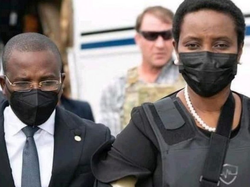 E veja e presidentit të Haitit e veshur me jelek antiplumb