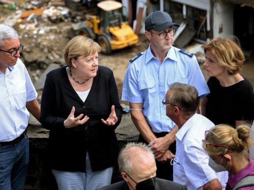 Merkel zotohet të rindërtojë zonat e shkatërruara nga përmbytjet ndërsa numri i të vdekurve rritet në mbi 180