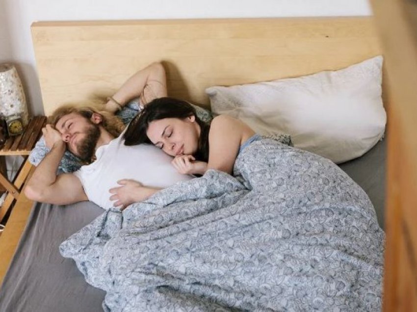 Çfarë e shkakton paralizen e gjumit?