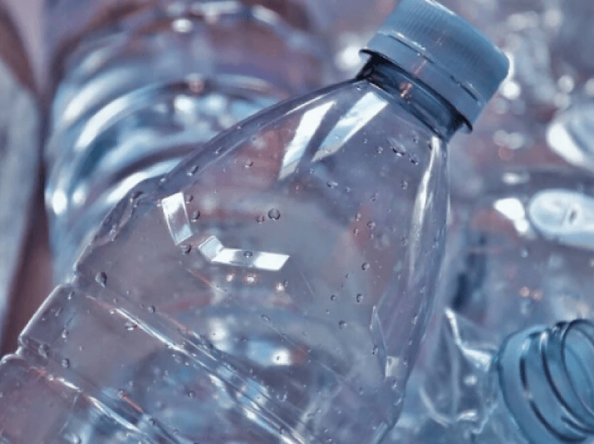 Shkencëtarët: Plastikat e reja biodegraduese zbërthehen në diell dhe ajër