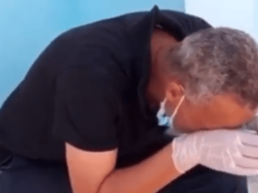 Drejtori i një spitali në Tunizi qan sepse nuk ka oksigjen për të sëmurët