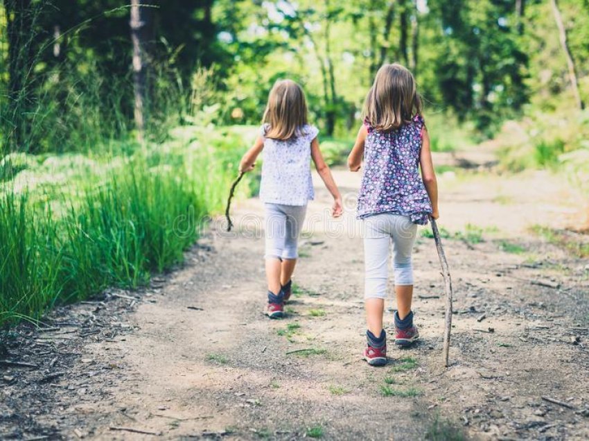Studimi që tregon pse ka shumë rëndësi që fëmija të rritet mes gjelbërimit