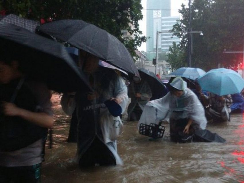 Përmbytjet në Kinë, shkon në 12 numri i viktimave, pamje dramatike nga “masakra natyrore” 