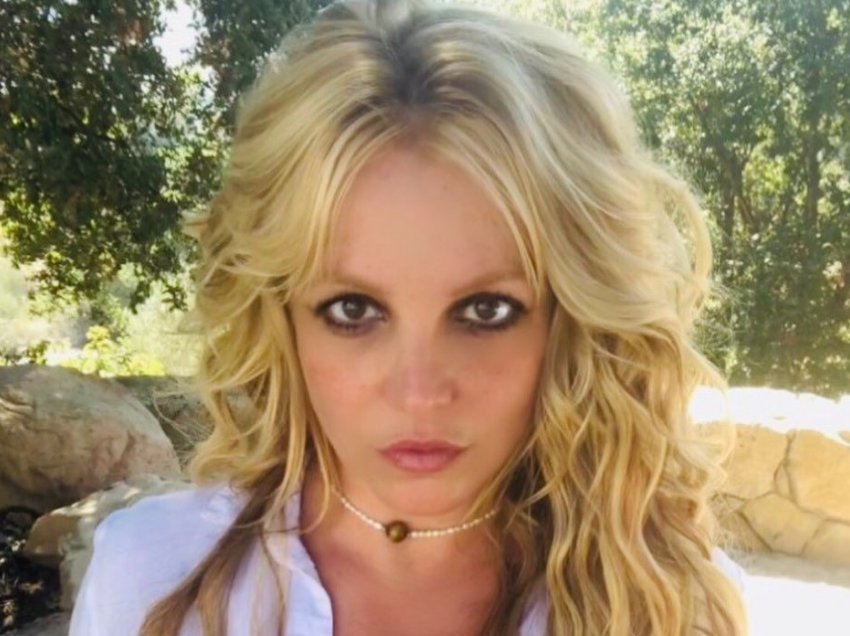 Britney shihet me një unazë të madhe diamanti