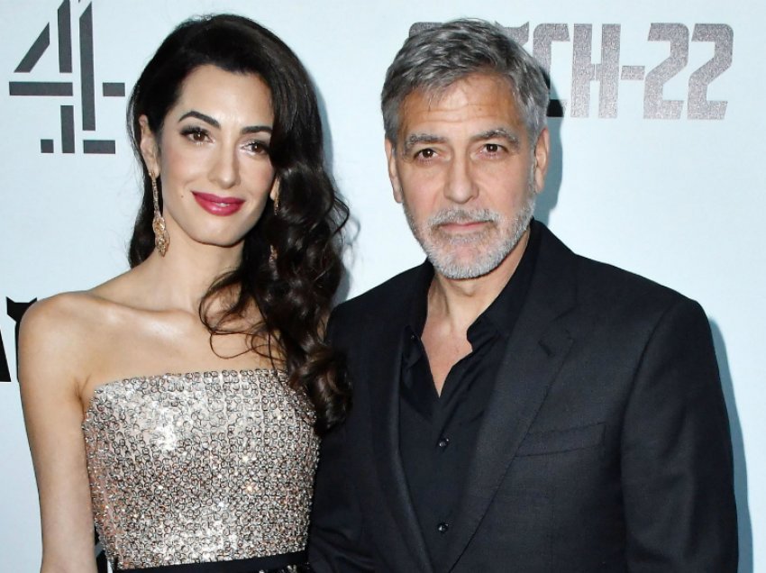Amal Clooney, e mrekullueshme me fustanin e shkurtër të bardhë gjatë një darke në Itali!
