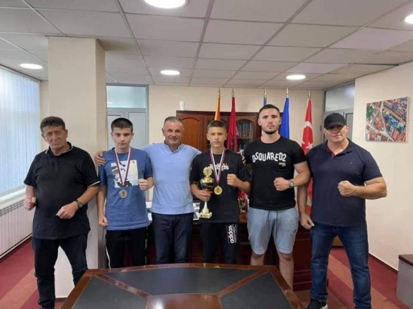 Ganiu priti në Komunën e tij boksierët e suksesshëm të KB Shkupi