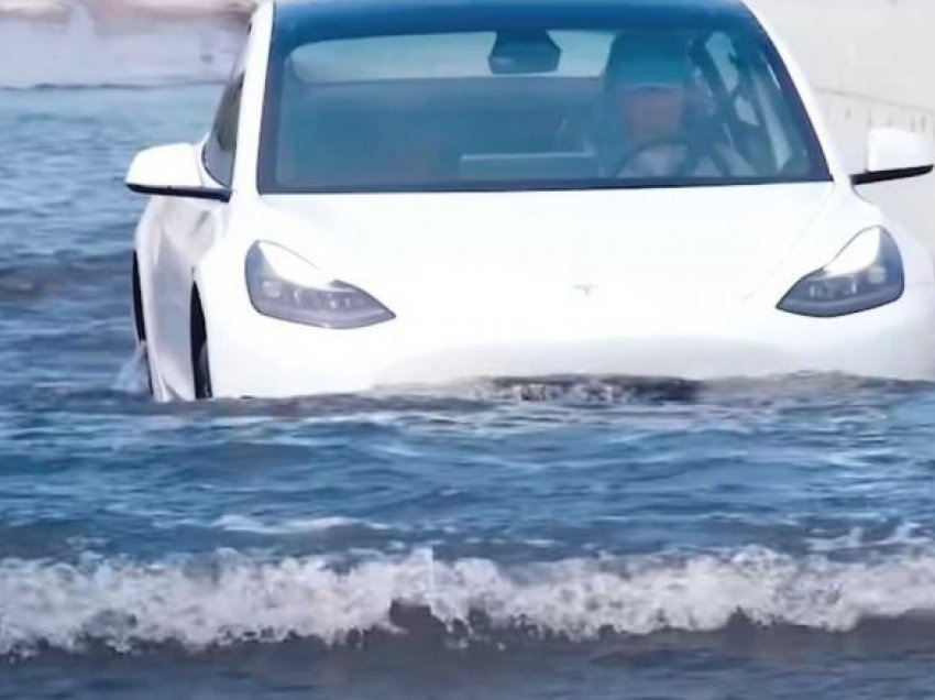 Ja se sa i reziston vetura Tesla, përmbytjeve