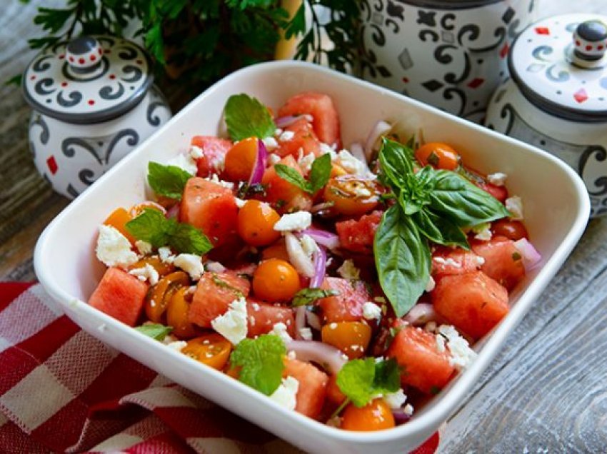 Sallatë me shalqi, domate dhe djathë: Provojeni, shija e saj do t’ju mrekullojë