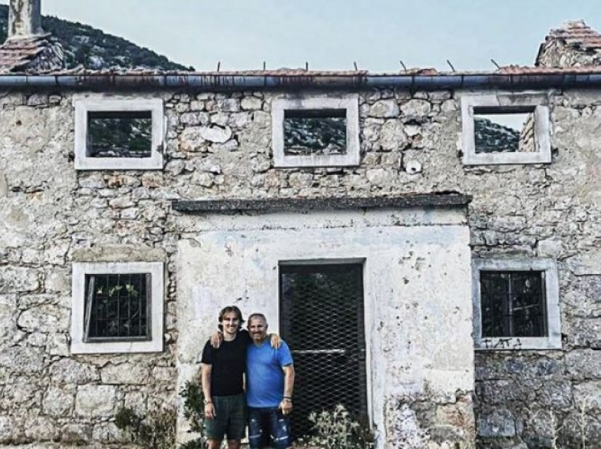 Futbollisti kroat viziton shtëpinë që u shkatërrua nga lufta