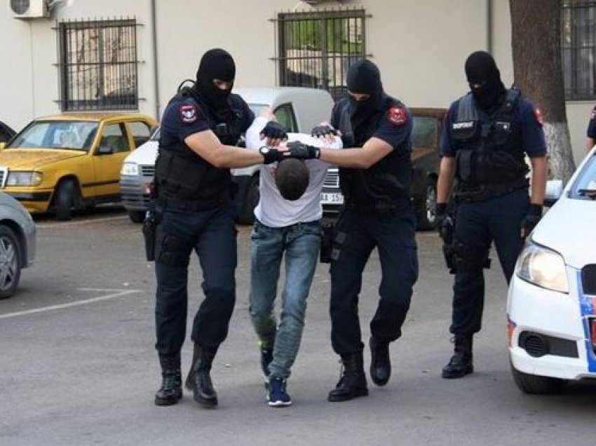 Ishin shpallur në kërkim për ‘kultivim të lëndëve narkotike’, Policia arreston babain dhe dy djemtë në Nikël