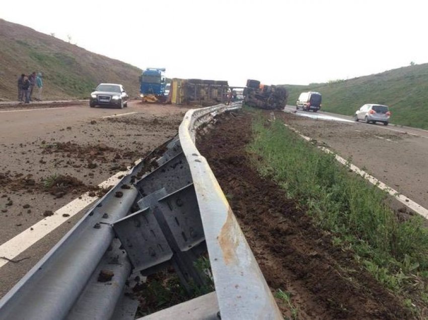 Aksident i frikshëm në autostradën e Kosovës: Kamioni këputet në gjysëm