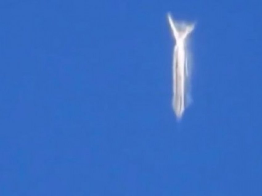 ​UFO filmohet duke fluturuar në krah të avionit, ndryshon formë