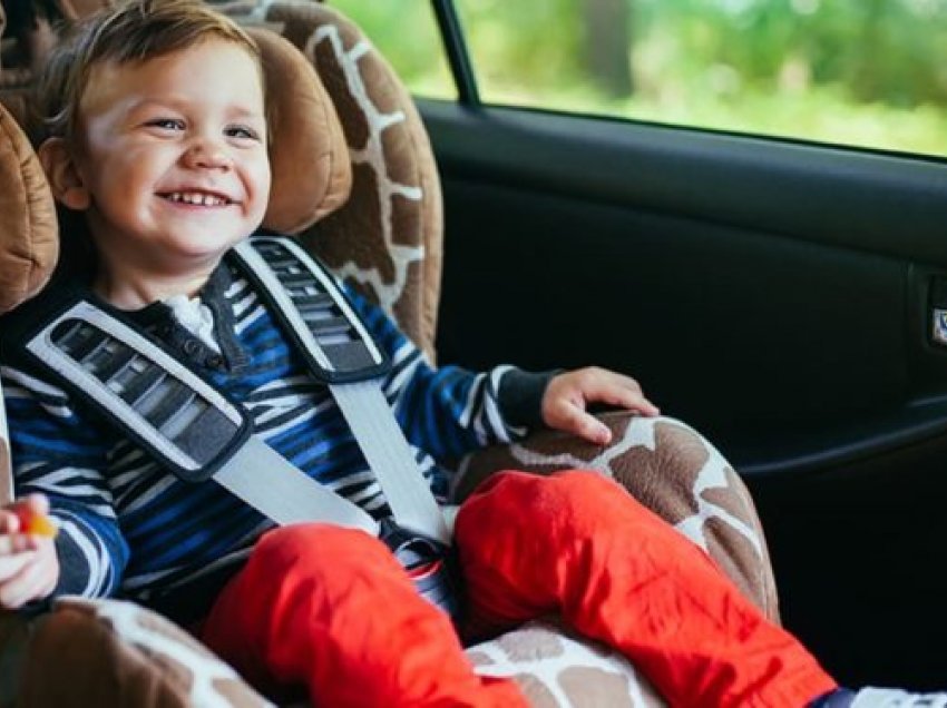 Ja se si ta përdorni klimën në veturë nëse udhëtoni me beben