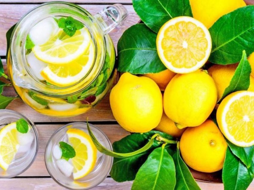 Ujë me limon, mësoni pse duhet ta përdorni për shëndetin