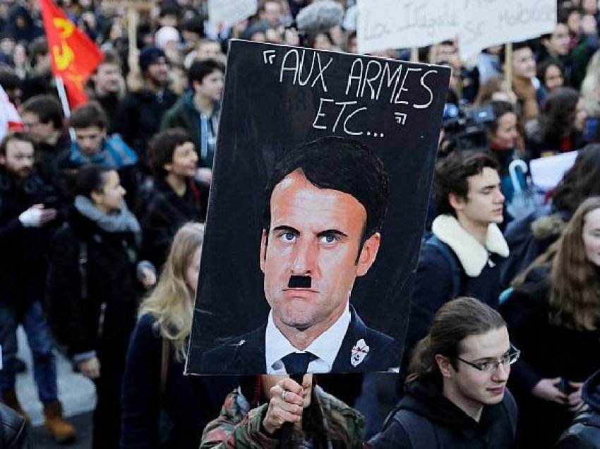 Presidenti francez padit karikaturistin që e shfaqi si Hitleri