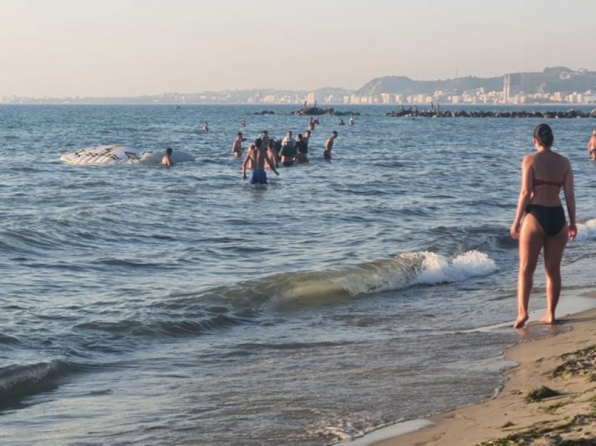 Parashutisti bie në detin e Durrësit, ja si e ndihmojnë pushuesit e plazhit 