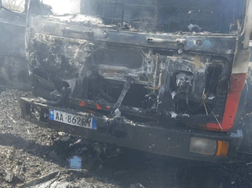 Vatra të mëdha zjarri në Durrës, digjet një automjet i zjarrfikëses