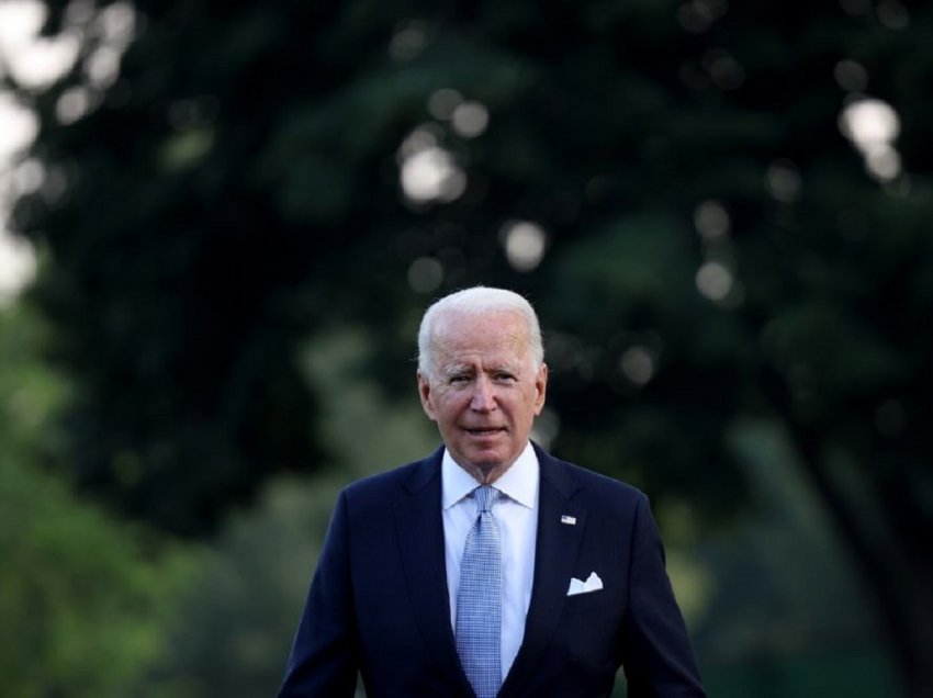 Joe Biden zbulon aksidentalisht shënimin që mori nga stafi