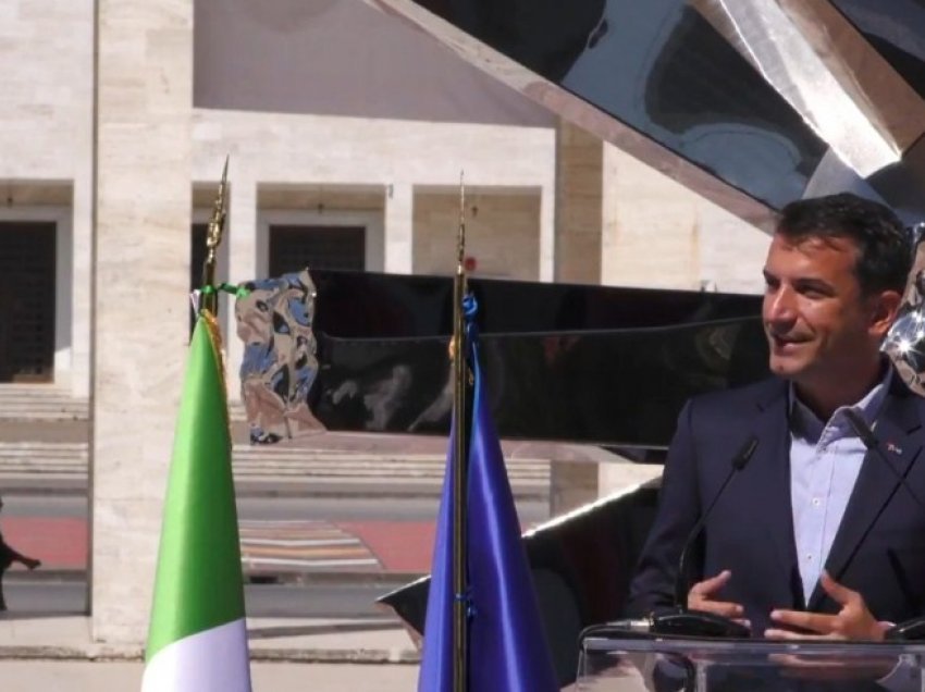 Inaugurohet skulptura “Big Bang” në “Sheshin Italia”, Veliaj: “Një copëz Itali në Tiranë; Hapësirë që ua kemi rikthyer njerëzve”