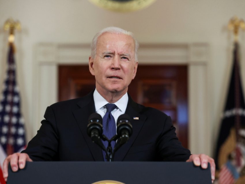 Ambasada e SHBA-ve në Kosovë reagon pas vendimit të Biden për futjen e zyrtarëve në listën e zezë