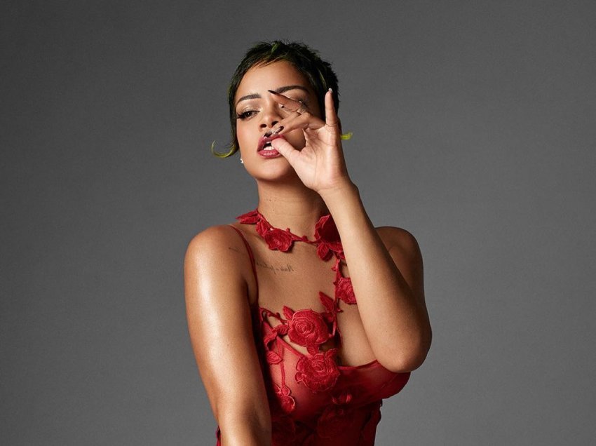 Rihanna me veshje të tejdukshme pozon për “Vogue Italia”