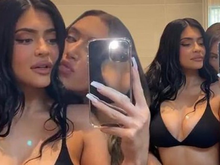 Kylie Jenner shfaqet me plot stil në imazhet me shoqen e saj