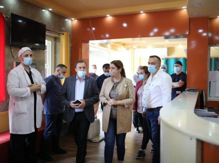 Manastirliu inspekton fillimin e punimeve në spitalin e Shkodrës: Brenda vitit salla të reja operacioni
