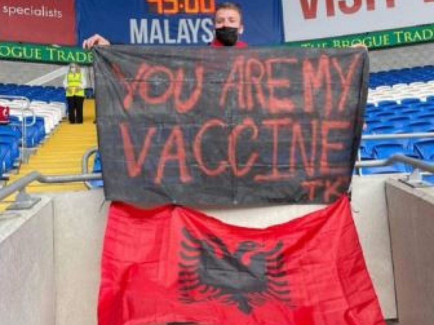 Tifozi shqiptar i habit të gjithë në Cardiff
