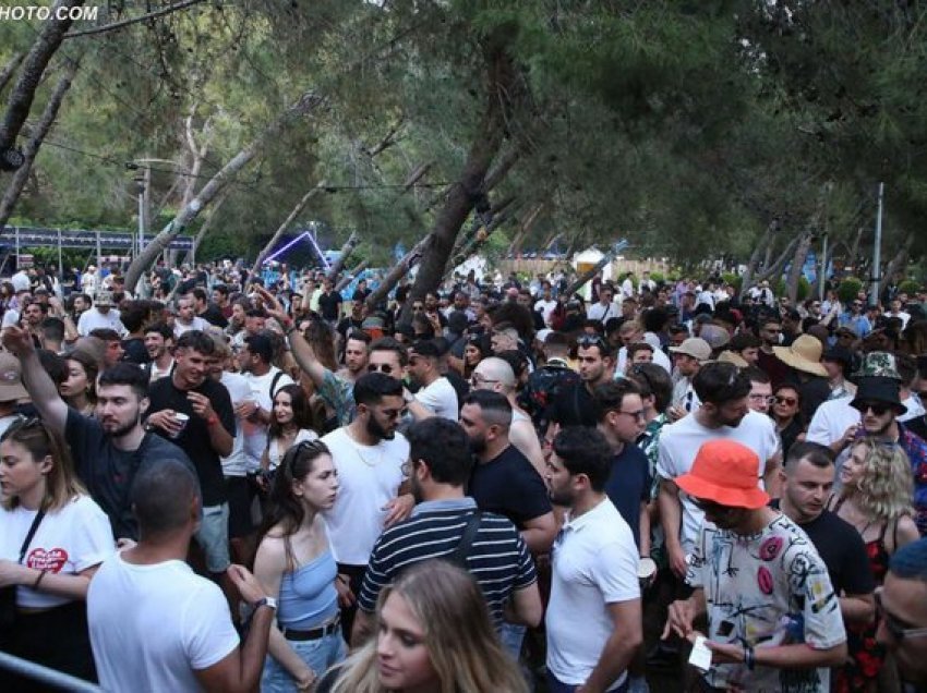 Nuk duan t’ia dinë për Covid-19, të rinjtë shqiptarë festë të “çmendur” në bregdet