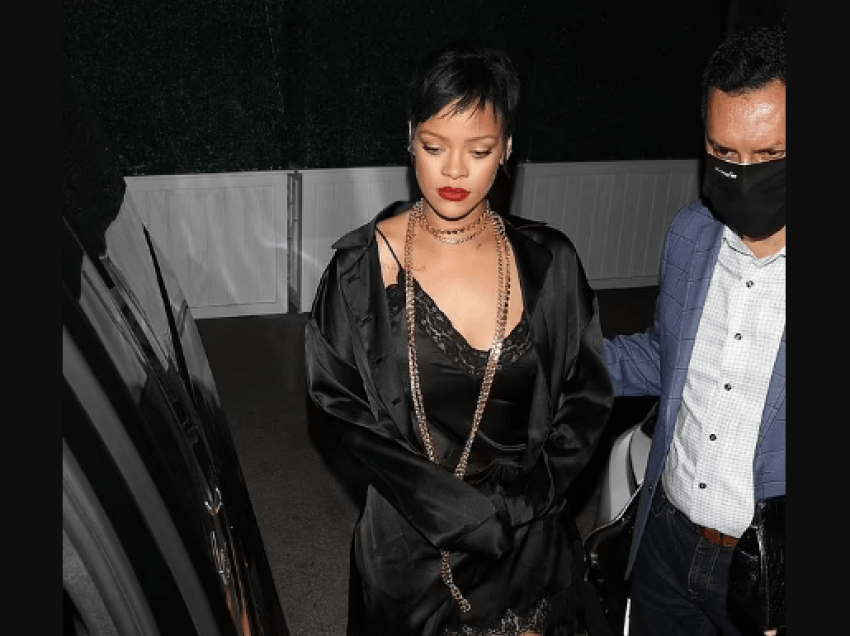 Rihanna shkon më të brendshme në klub