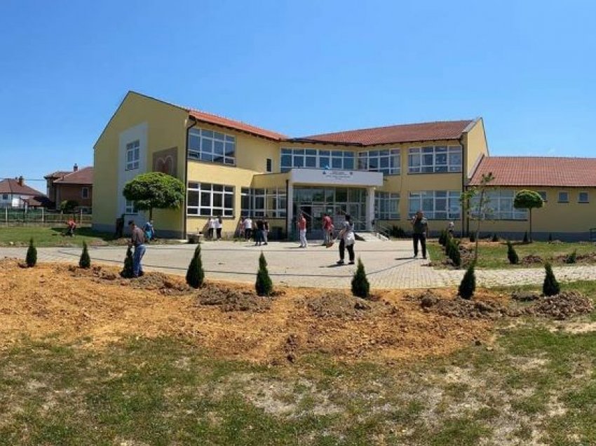 Komuna e Suharekës shpërndan 70 bimë dekorative në shkollën e fshatit Mohlan