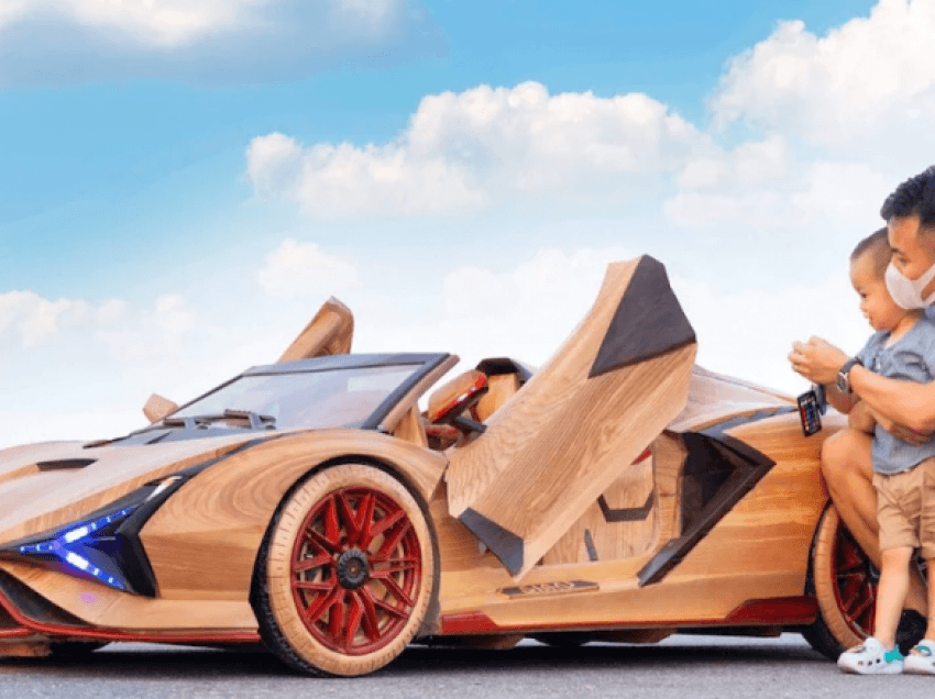 Ky baba i ndërtoi djalit të tij një Lamborghini elektrik prej druri