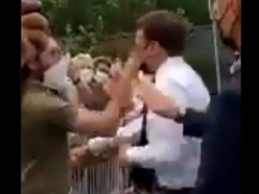 Emmanuel Macron qëllohet me shuplakë