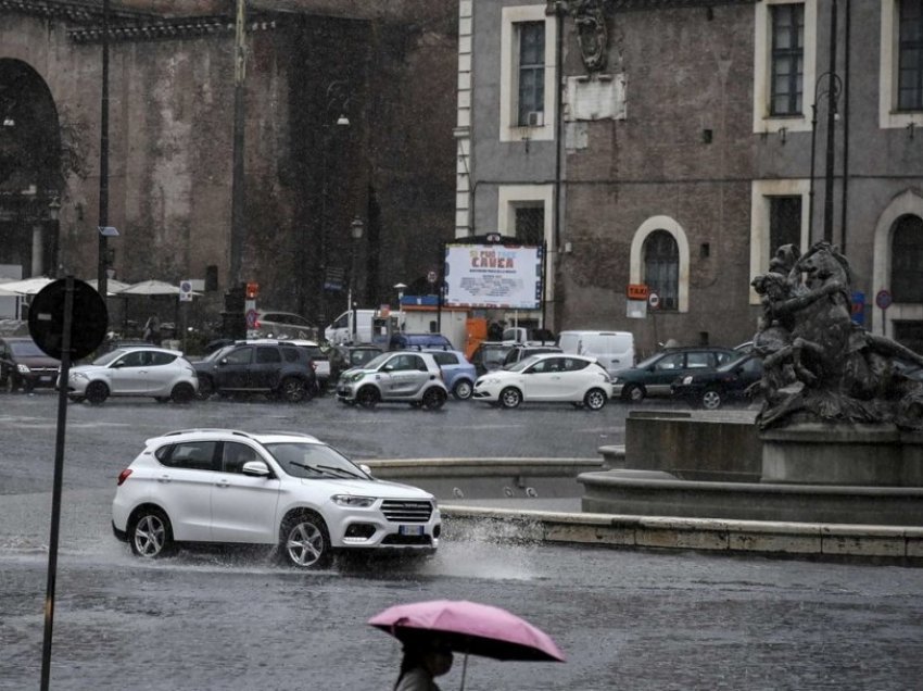Romë, stuhia përmbyt kryeqytetin italian