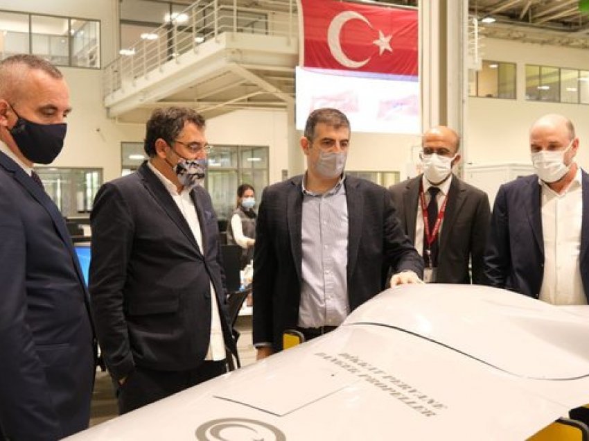 Çuçi viziton fabrikën: Dronë nga Turqia në Shqipëri