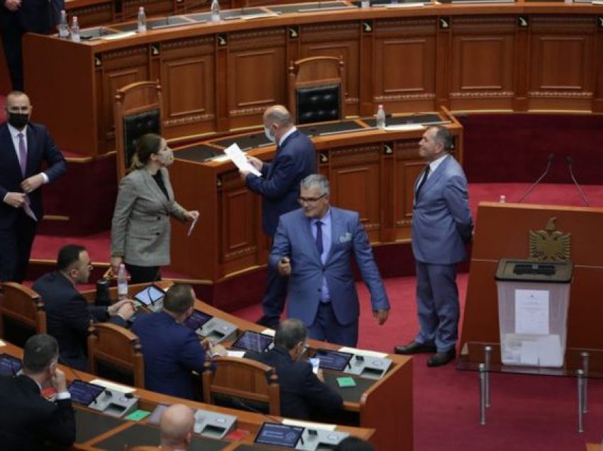 Kush janë 7 deputetët që refuzuan shkarkimin e Ilir Metës, ja kush votoi kundër