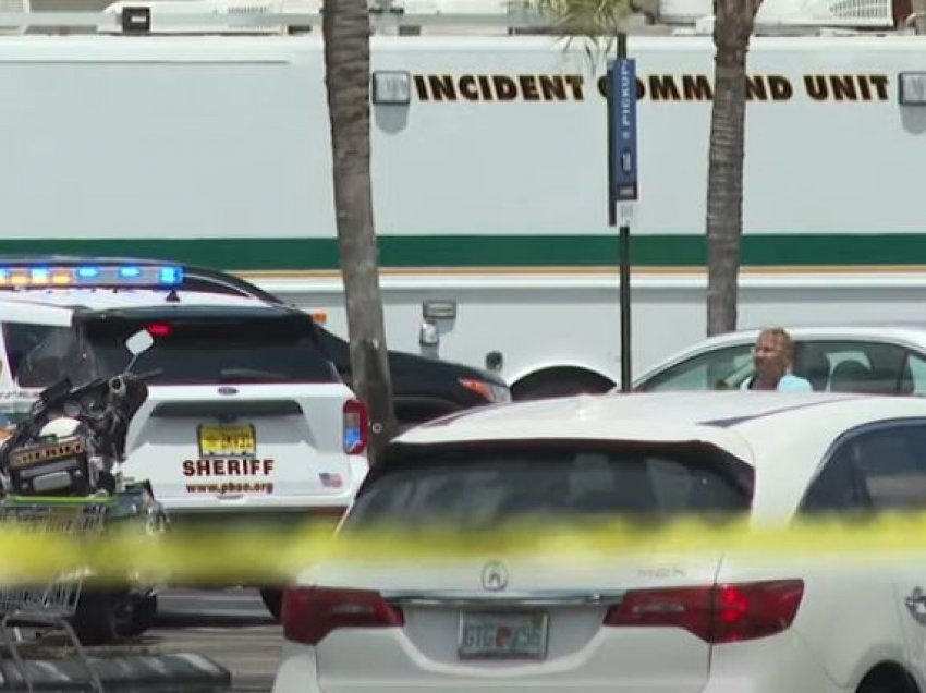 Burri vret një grua, fëmijën dhe veten në një supermarketit në Florida 