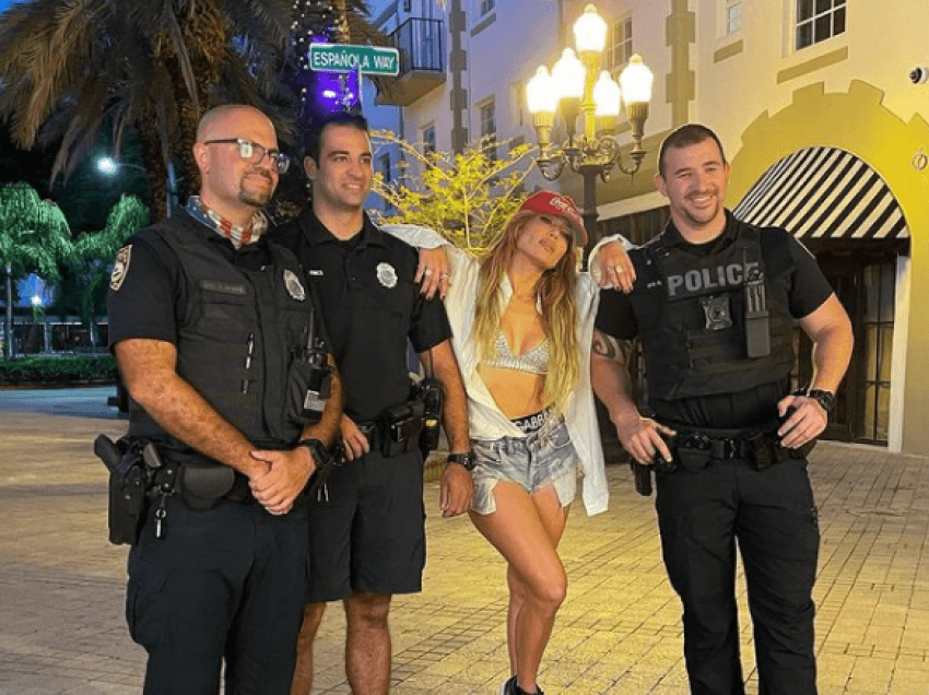 ​Jennifer Lopez pozon me policë në një edicion seksi