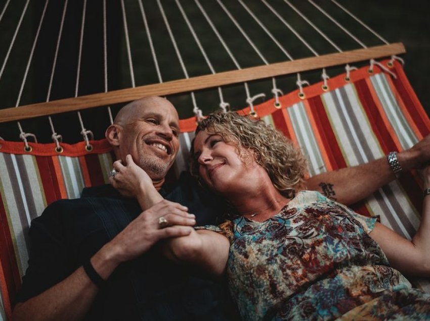 Burri me Alzheimer i propozon përsëri gruas sepse nuk e mbante mend se ishin të martuar