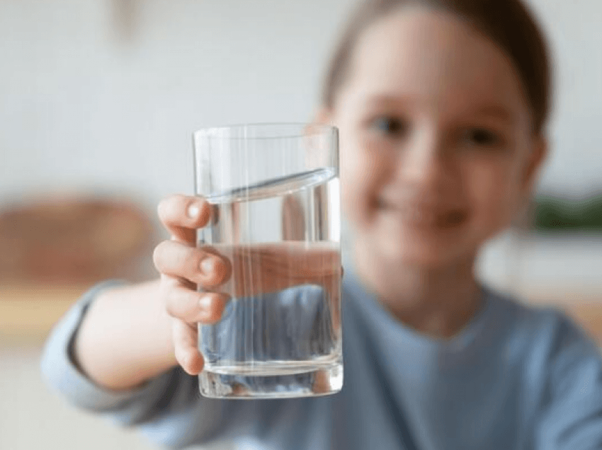 Sëmundjet që shfaqen kur fëmijët nuk pinë mjaftueshëm ujë