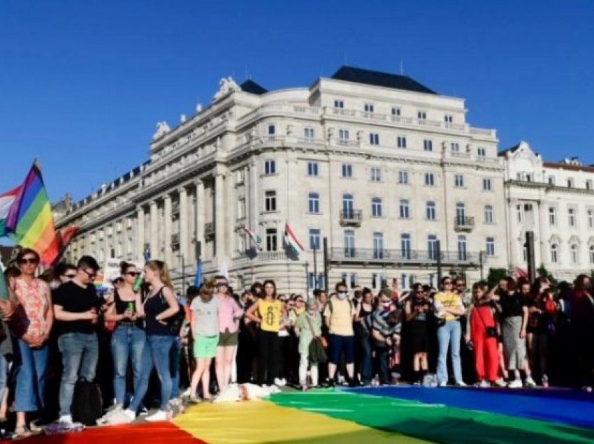 Hungaria miraton ligjin që ndalon përmbajtjen LGBT për të miturit