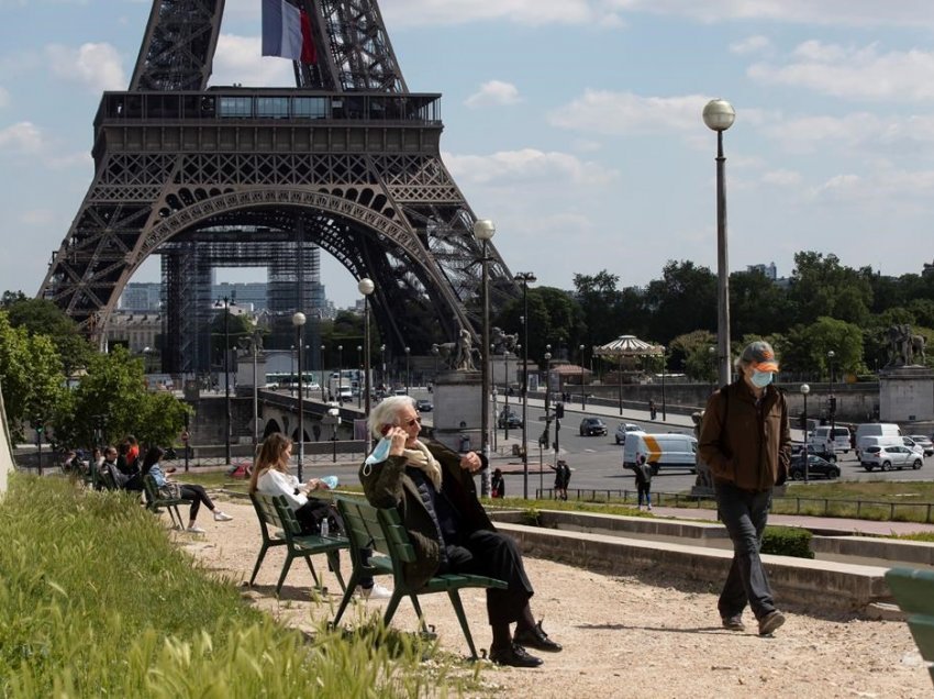Franca heq maskat dhe orën policore
