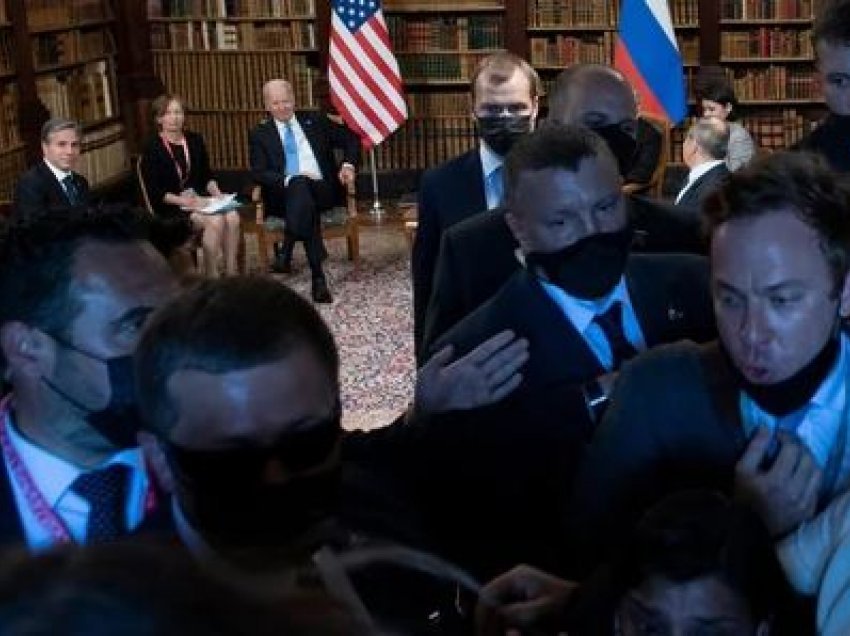 Incident mes agjentëve rusë dhe gazetarëve amerikanë në takimin Biden-Putin