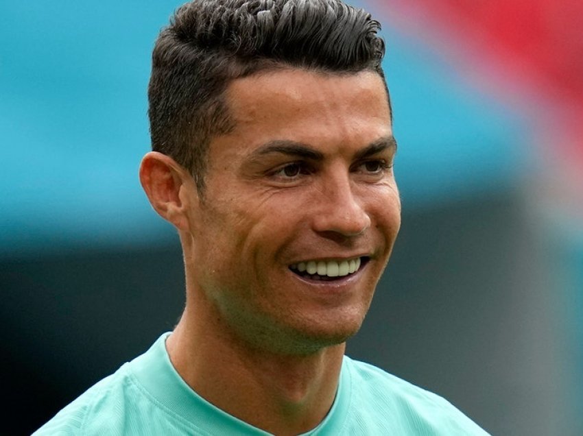 Ja cilën këngëtare shqiptare që Cristiano Ronaldo ndjek në “Instagram”