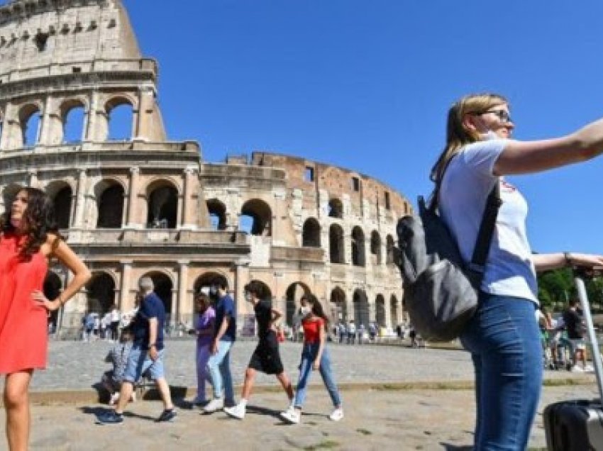 Italia rivendos karantinën për udhëtarët nga Britania e Madhe