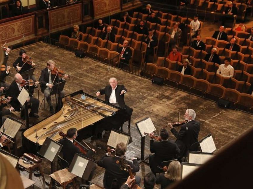 Orkestra Filarmonike e Vjenës luan koncertin e parë në ambient të hapur